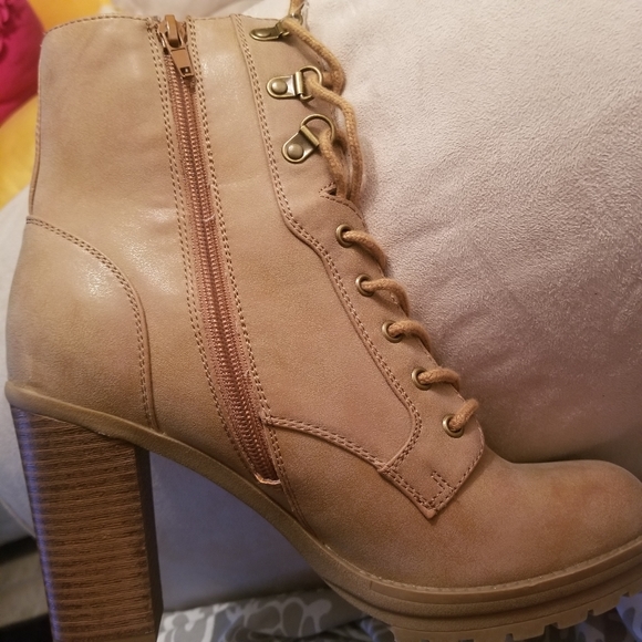 Guess Tan Lace Up Zip Up Light Brown Boots - Picture 12 of 16